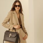 afbeelding vrouw met tas fashion icon beige minimalistisch